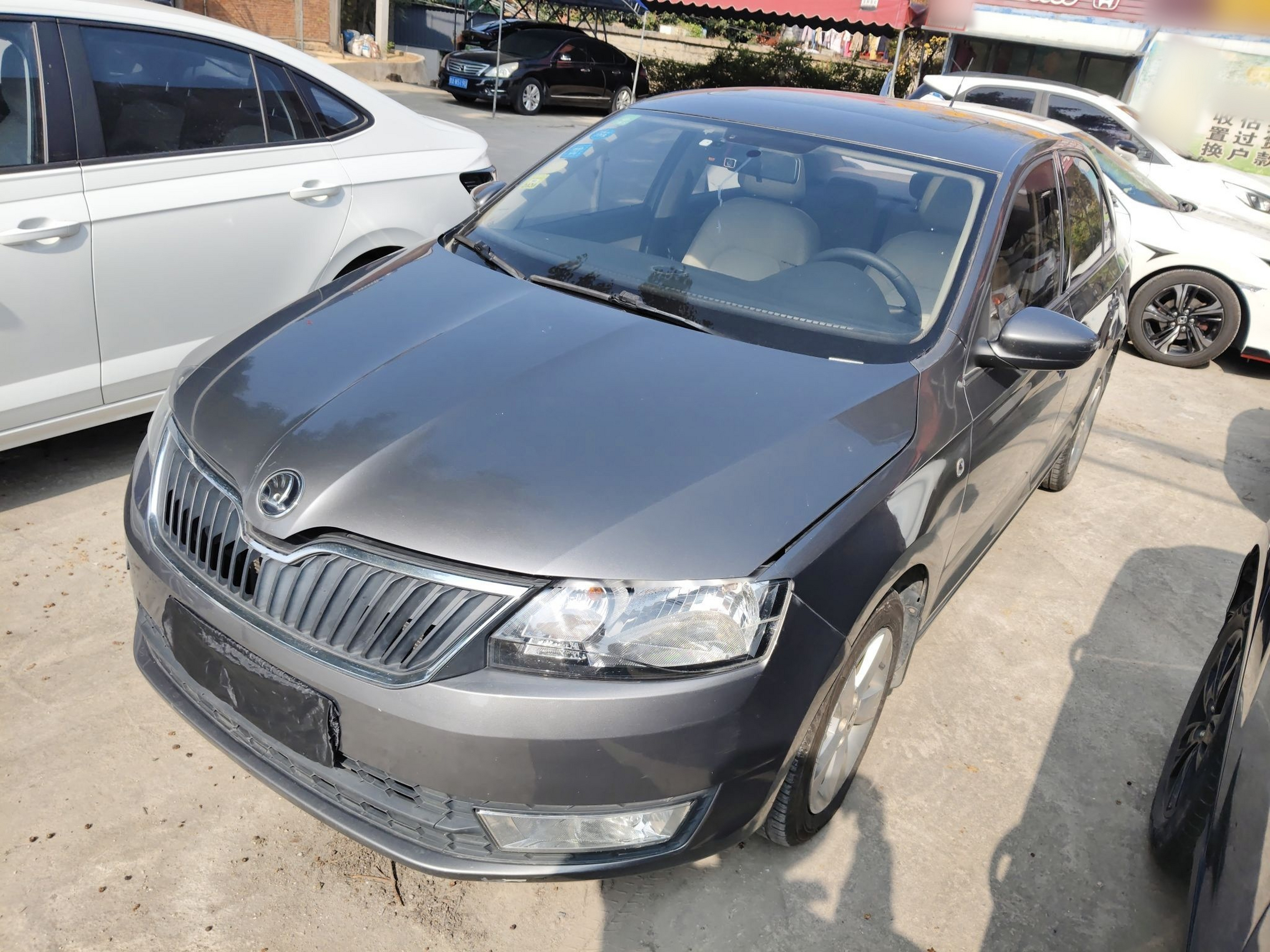 Под передней частью автомобиля