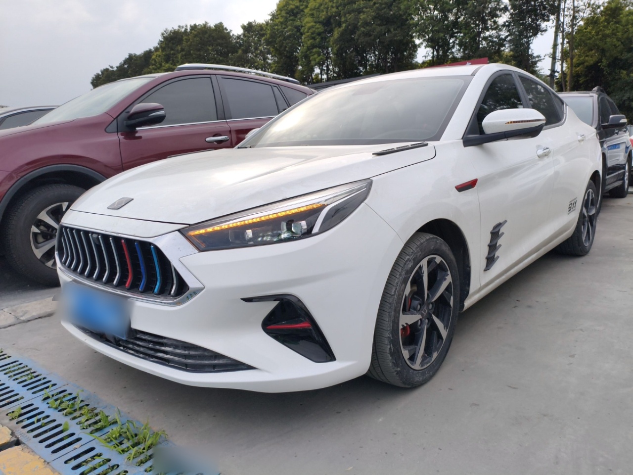 Под передней частью автомобиля