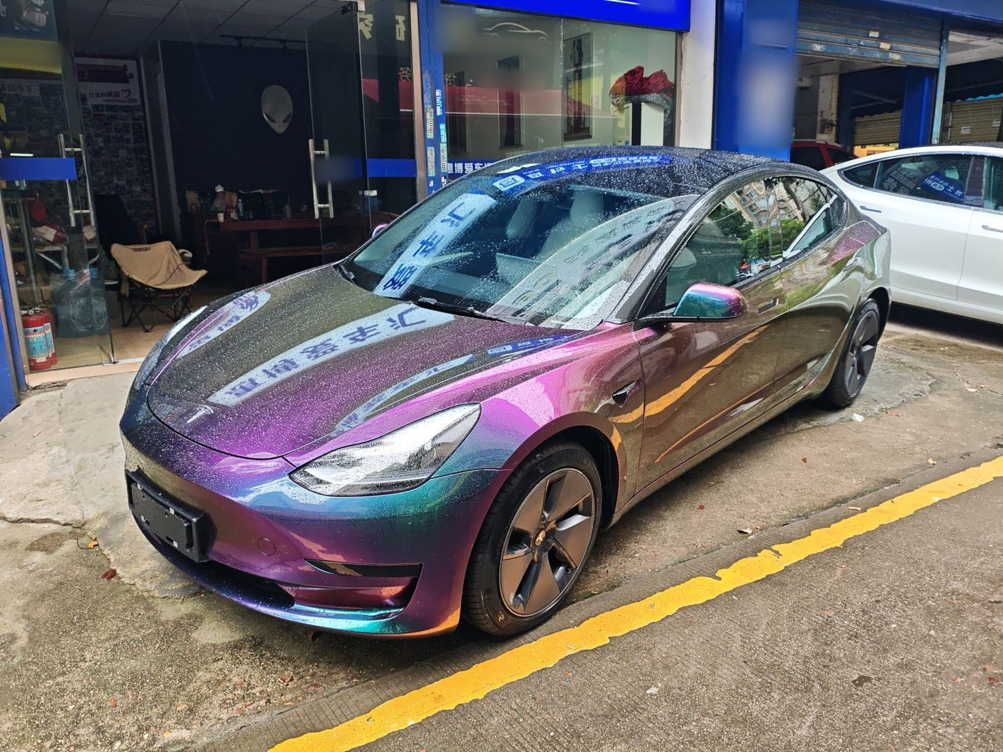 Под передней частью автомобиля