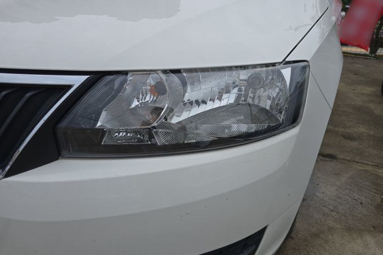 Used Skoda Rapid Spaceback 2016 Revised Version 1.6L Automatic Front-Drive Edition Left Front Headlight