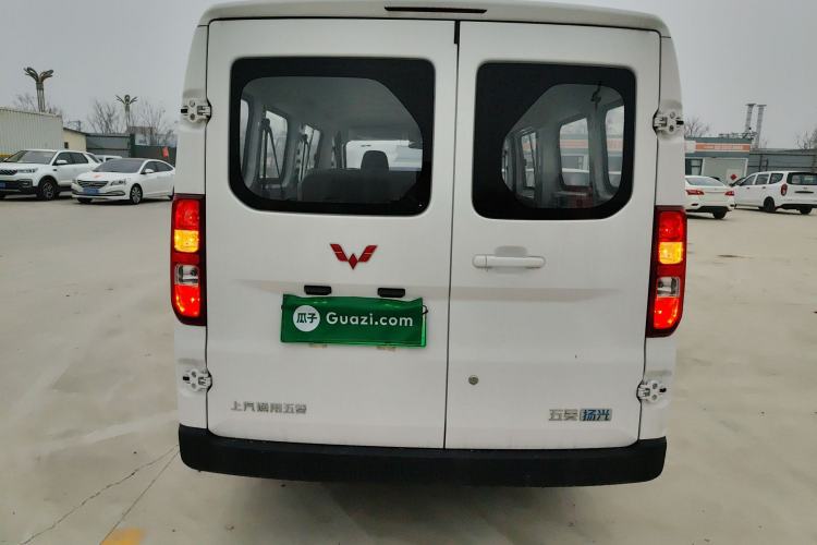 Used Wuling Yangguang 2024 300KM Comfort Version Passenger Van 75kW