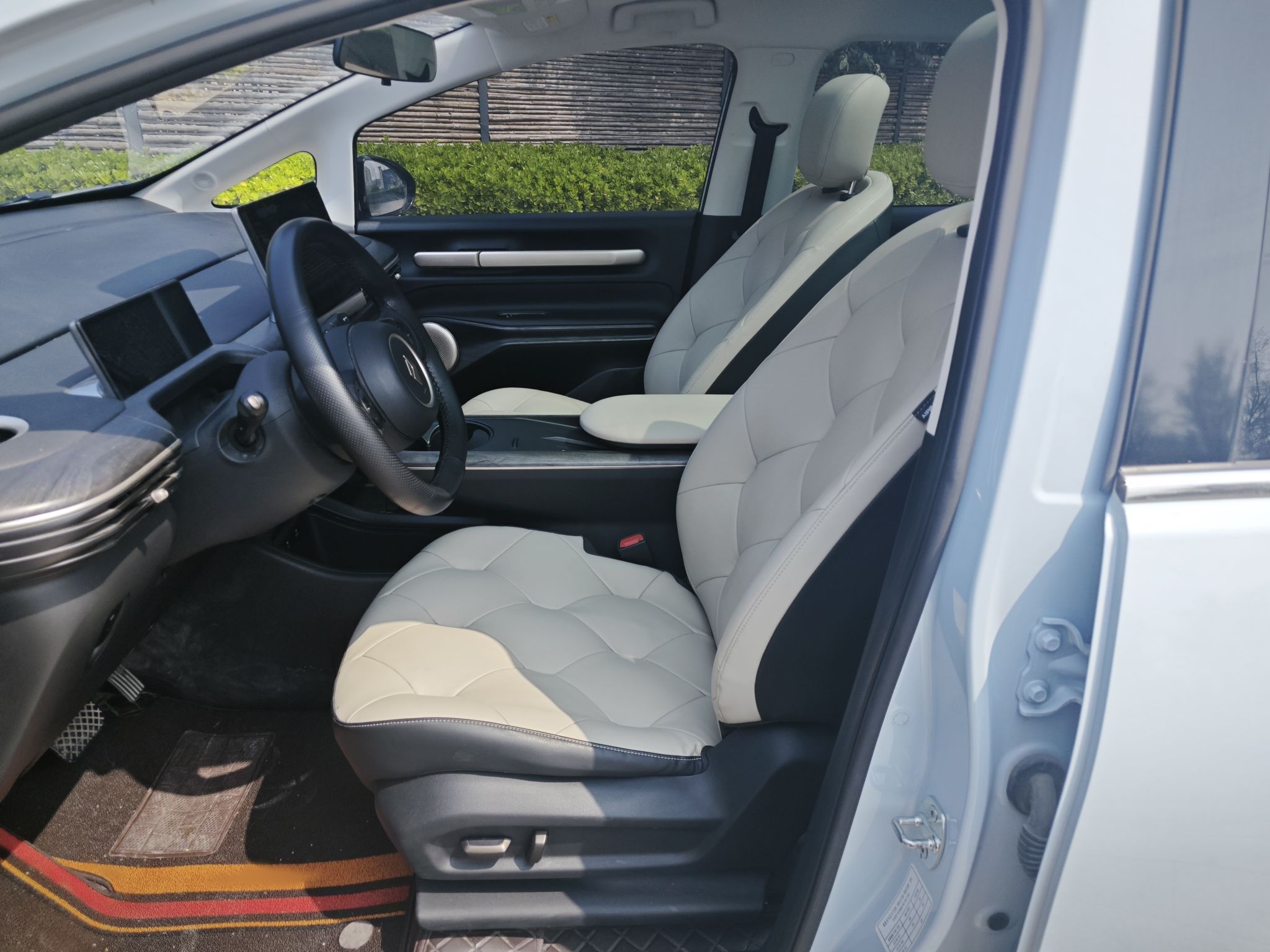 المقاعد الأمامية داخل السيارة