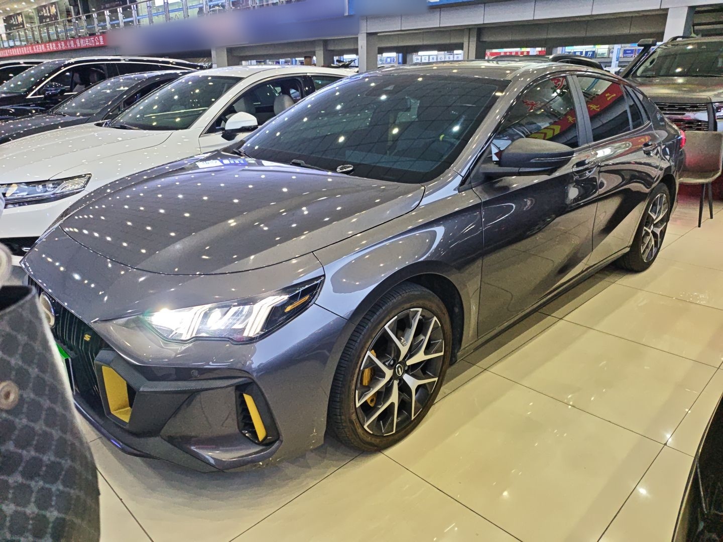 تحت مقدمة السيارة