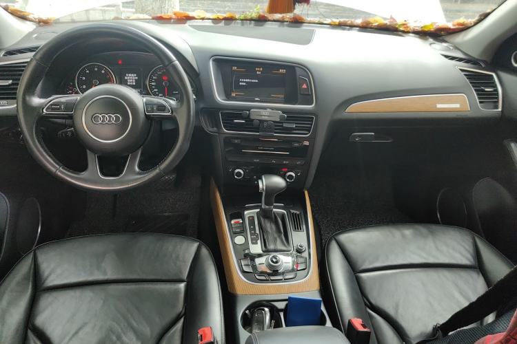 Used Audi Q5 2013 45 TFSI quattro off-road version Center Console