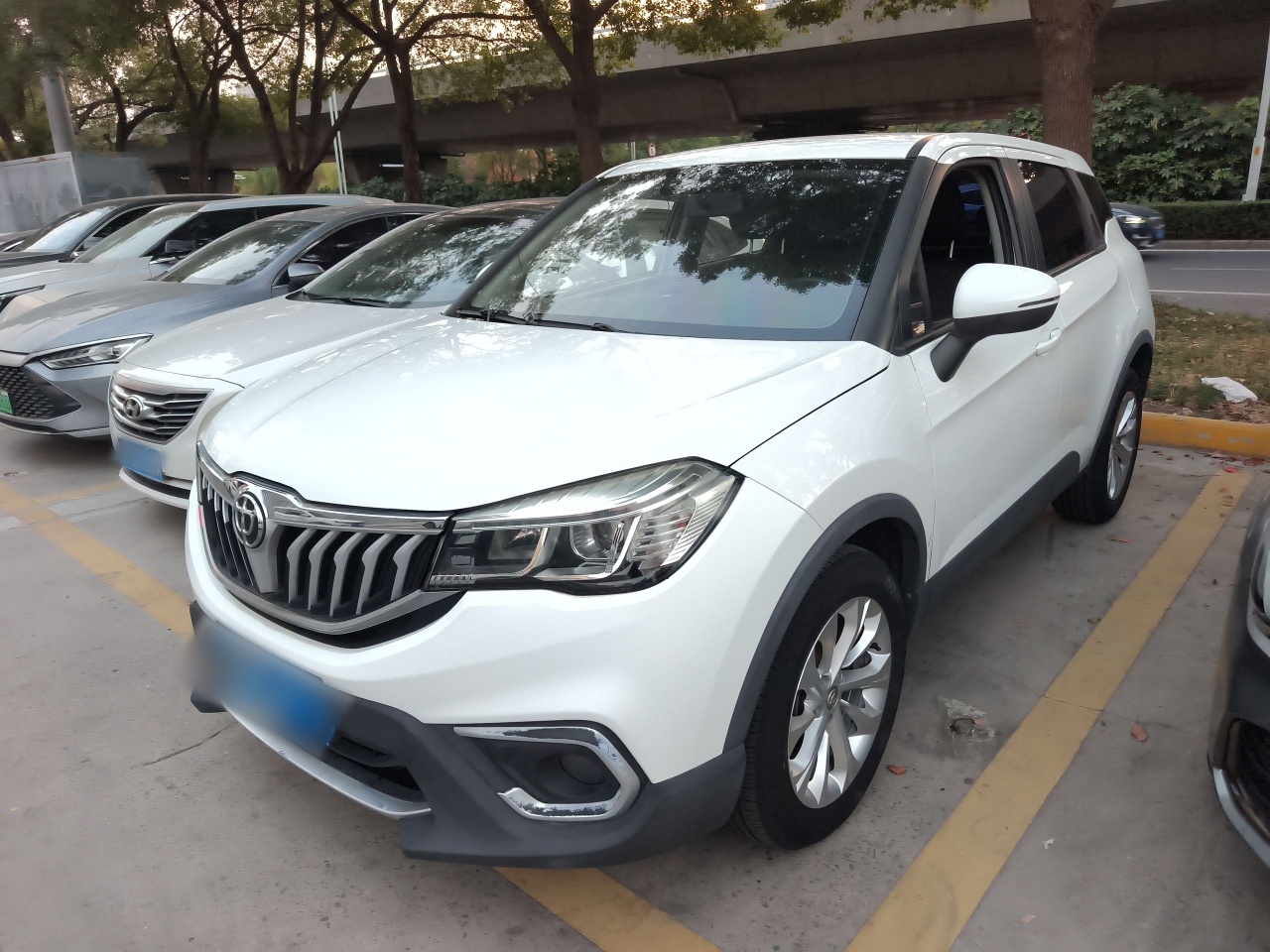 تحت مقدمة السيارة