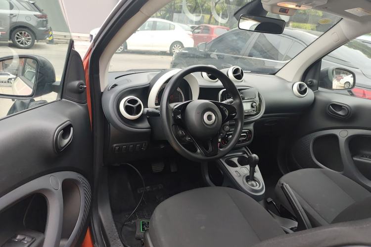 Used smart fortwo 2015 1.0L 52 kW hardtop Dynamic version Center Console