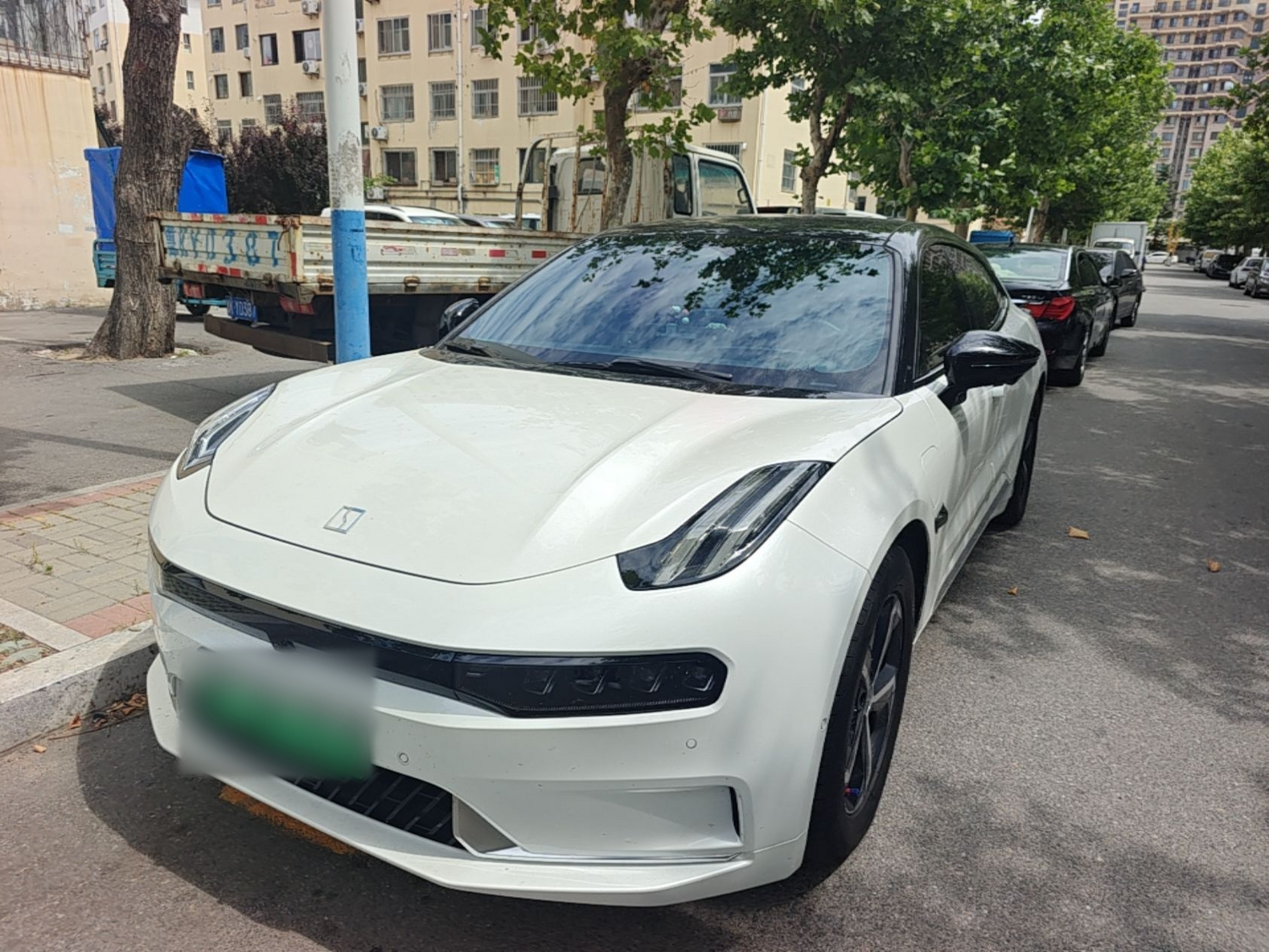 Под передней частью автомобиля