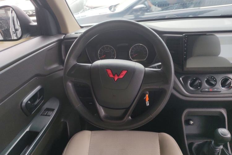 Used Wuling Hongguang V 2022 1.5L Jingqu Edition Electric-Assist LAR Steering Wheel