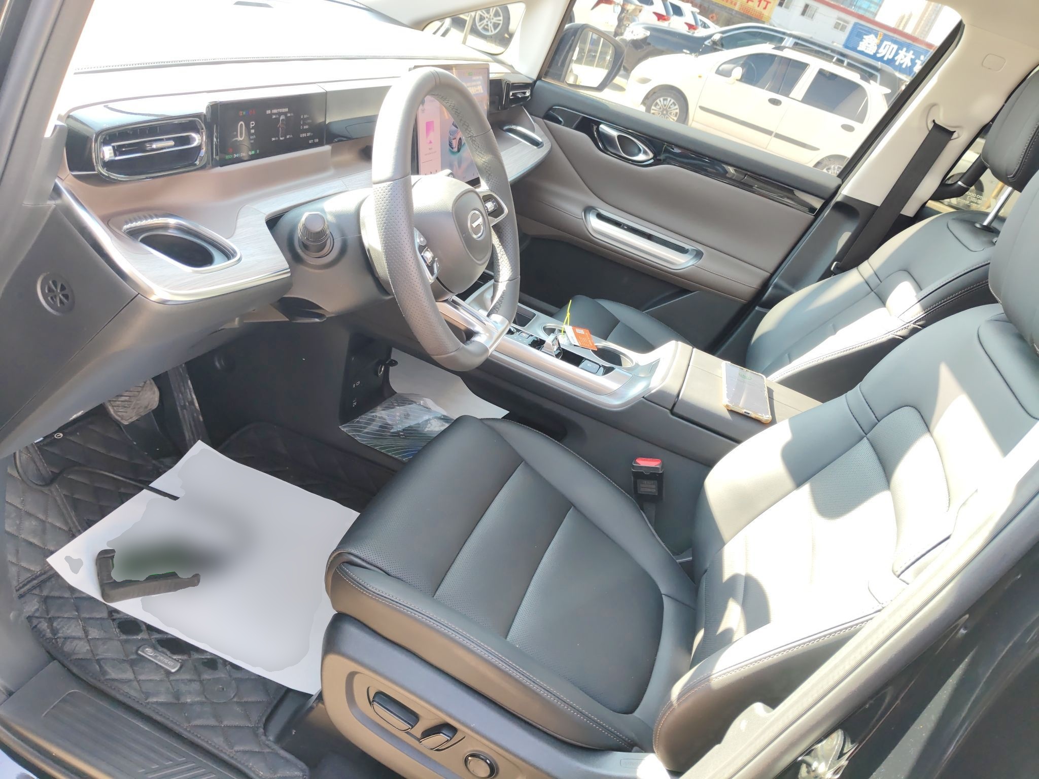 المقاعد الأمامية داخل السيارة