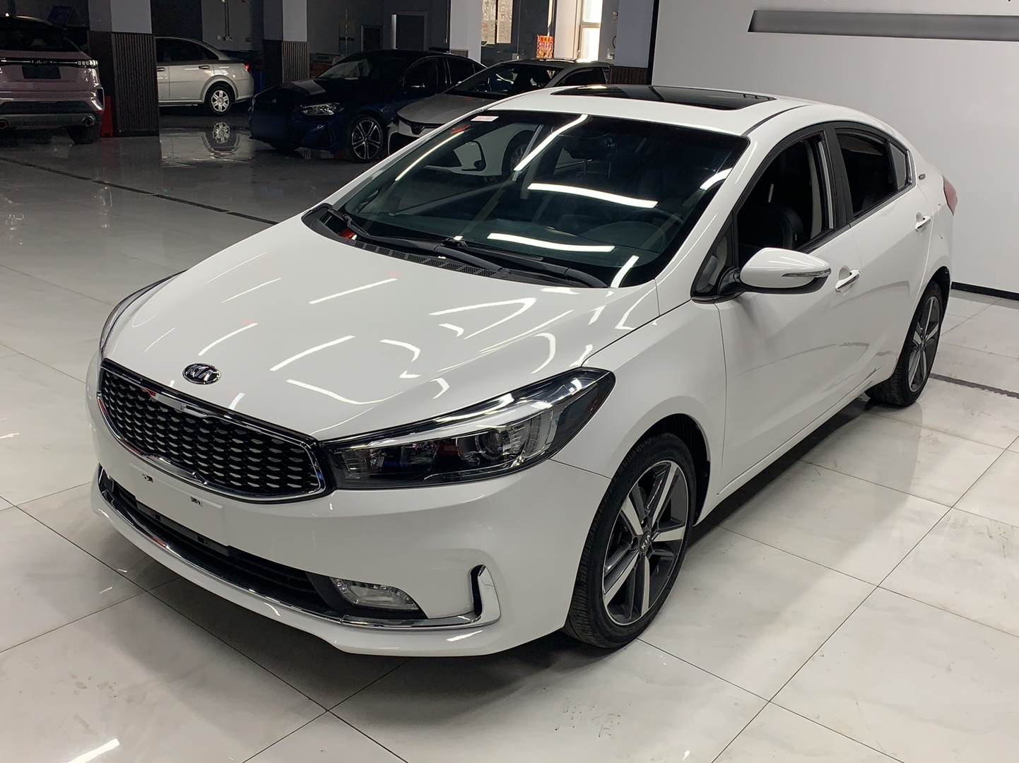 تحت مقدمة السيارة