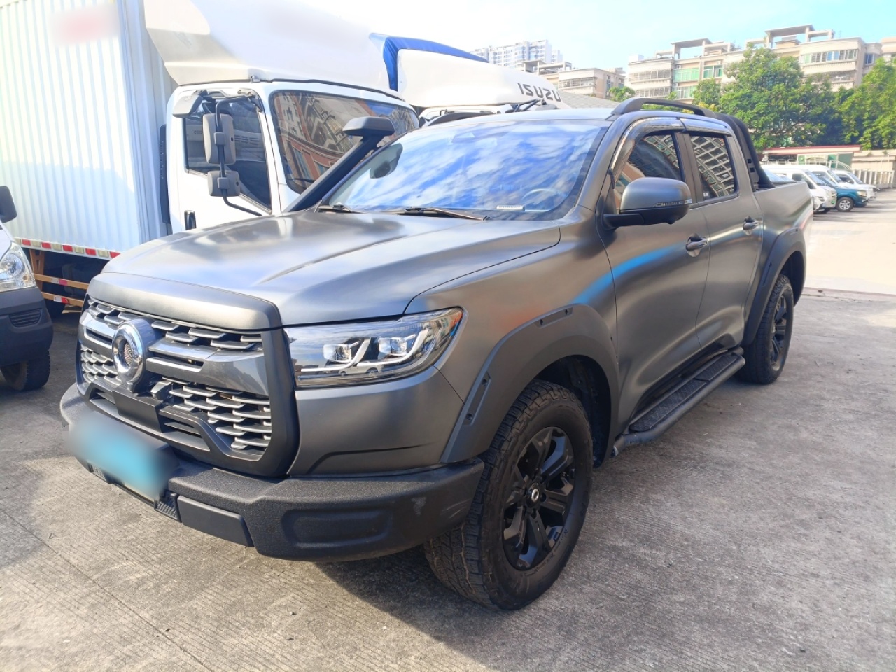 تحت مقدمة السيارة