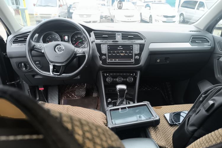 Used Volkswagen Tiguan L 2018 330TSI Automatic Two-Wheel Drive Luxury Edition Center Console