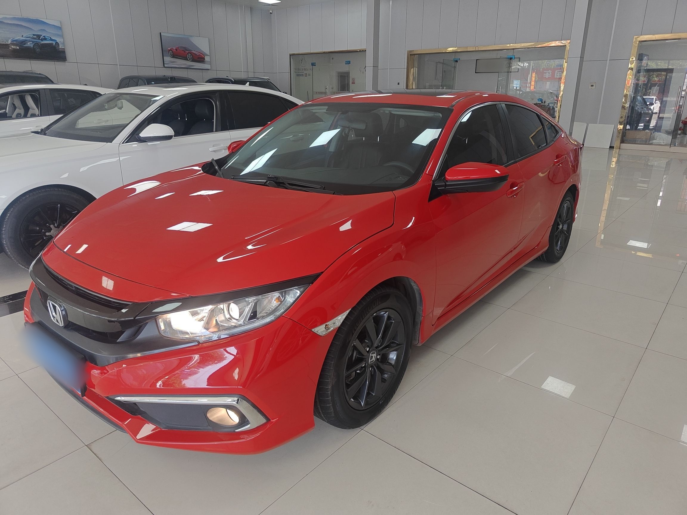 تحت مقدمة السيارة