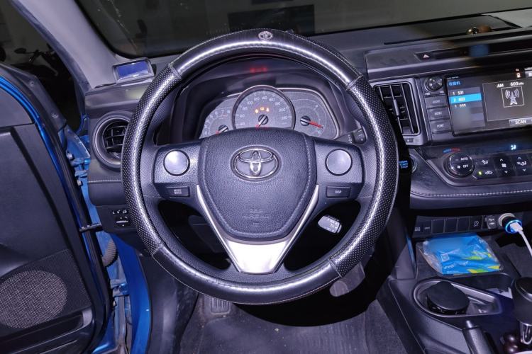 Used Toyota RAV4 2016 2.0L CVT Two-Wheel Drive Fashion Edition China V Standard Steering Wheel