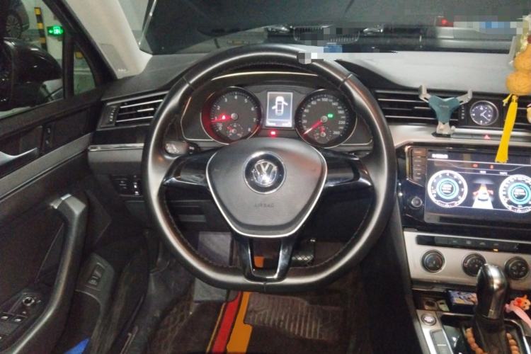 Used Volkswagen Magotan 2017 280TSI DSG Comfort Model Steering Wheel
