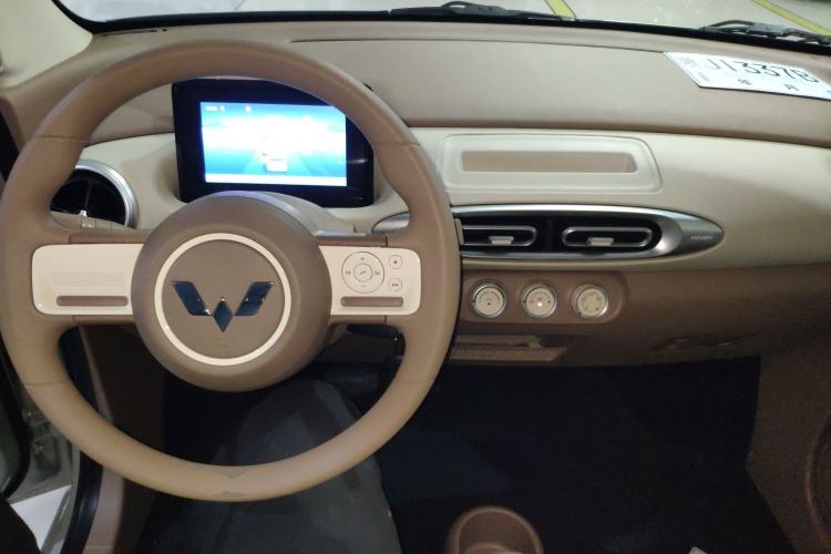 Used Wuling Hongguang MINIEV 2025 Four-Door Version Advanced Edition Center Console