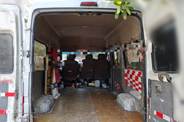 Used Iveco Daily 2020 2.5T A35 Passenger Van Single-Tire Mid-Roof Design 5-9 Seats China V Emission Standard Trunk