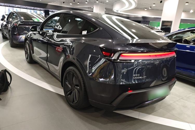 Used Tesla Model Y 2025 Long-Range All-Wheel-Drive Version
