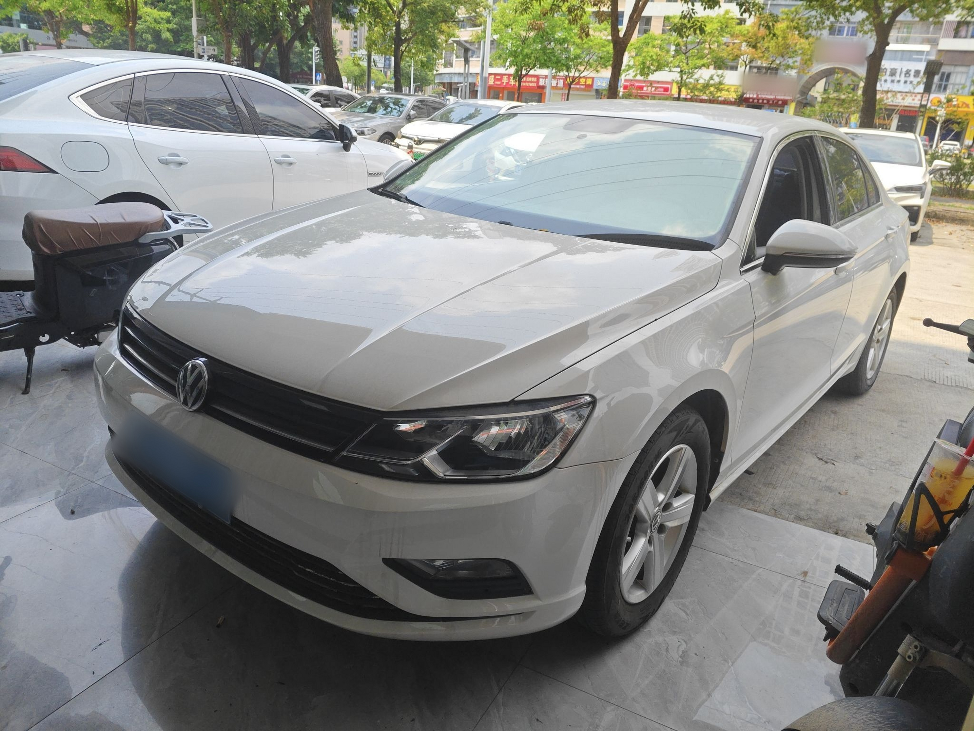 Под передней частью автомобиля