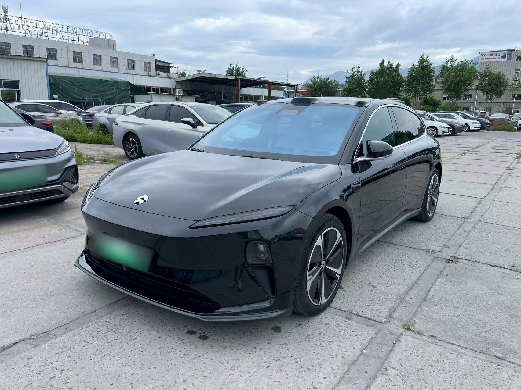 Под передней частью автомобиля