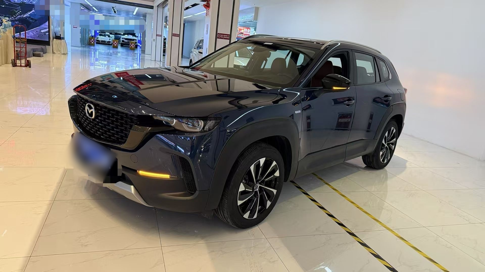 تحت مقدمة السيارة