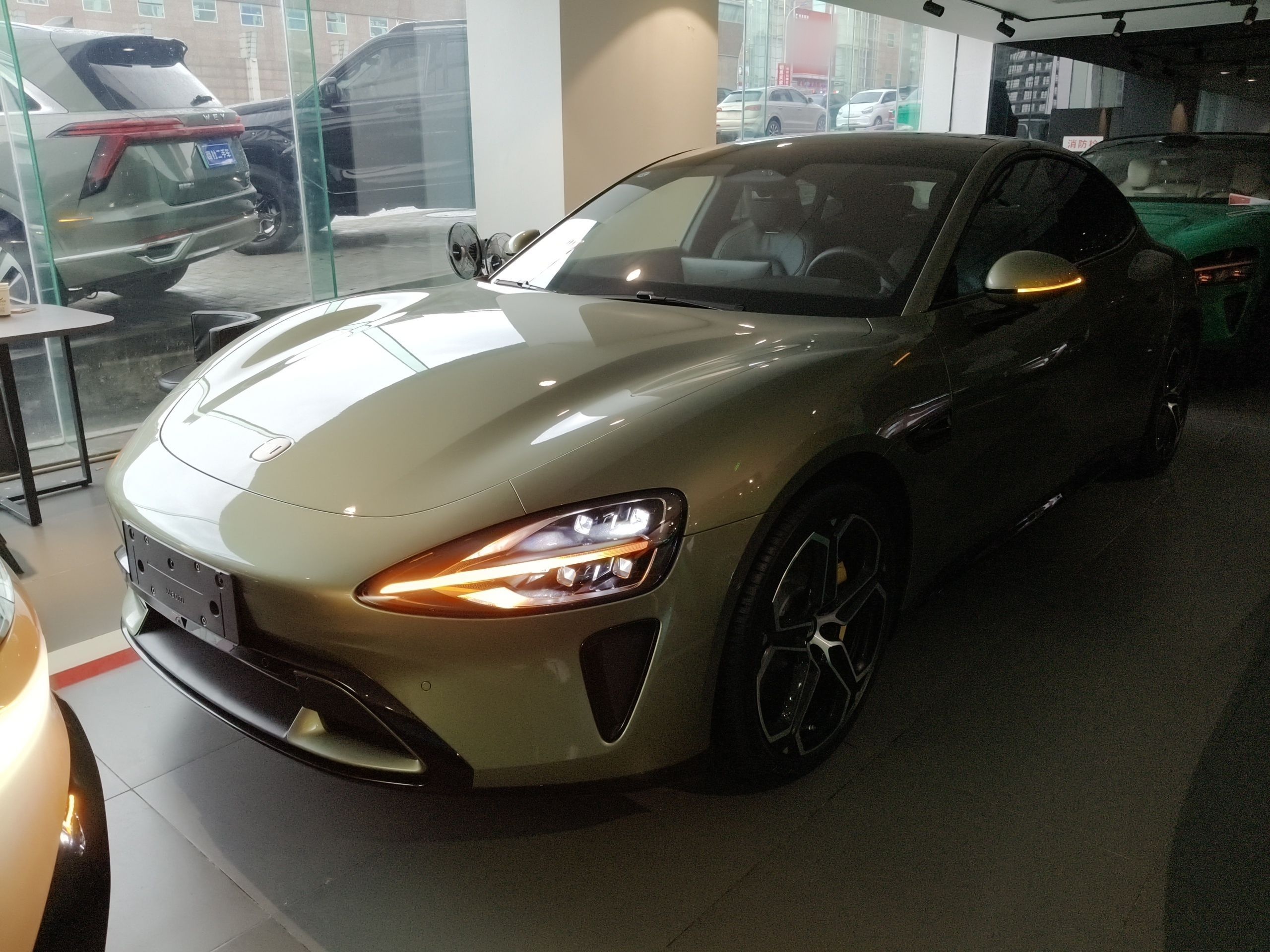 Под передней частью автомобиля