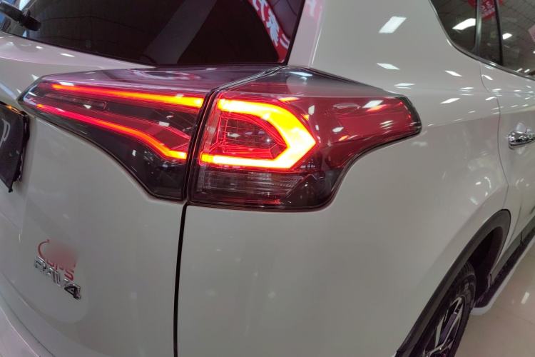 Used Toyota RAV4 2016 2.0L CVT Two-Wheel Drive Fashion Edition China V Standard