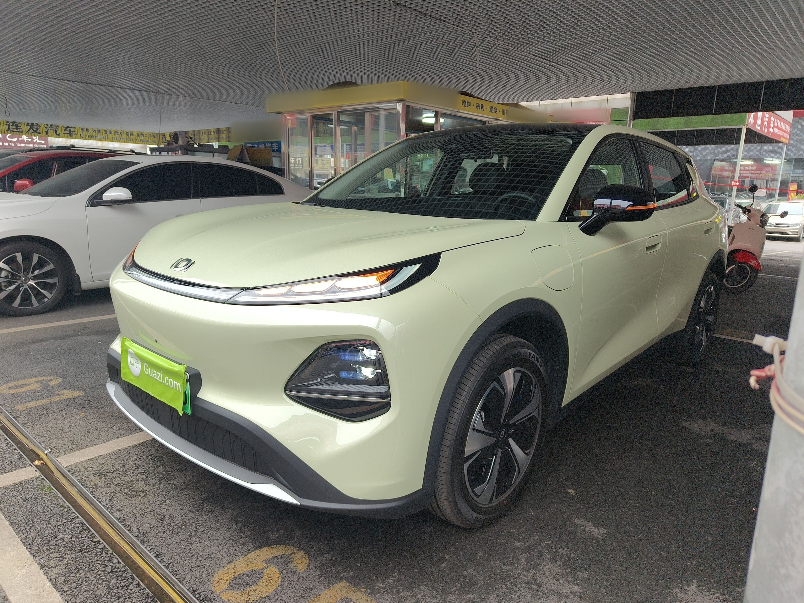 تحت مقدمة السيارة