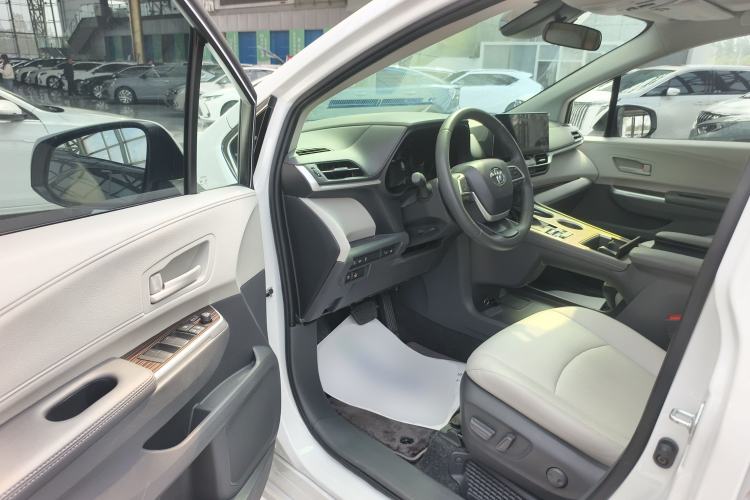 Used Toyota SIENNA 2026 Model 2.5L Dual-Engine Two-Wheel-Drive Comfort Edition
