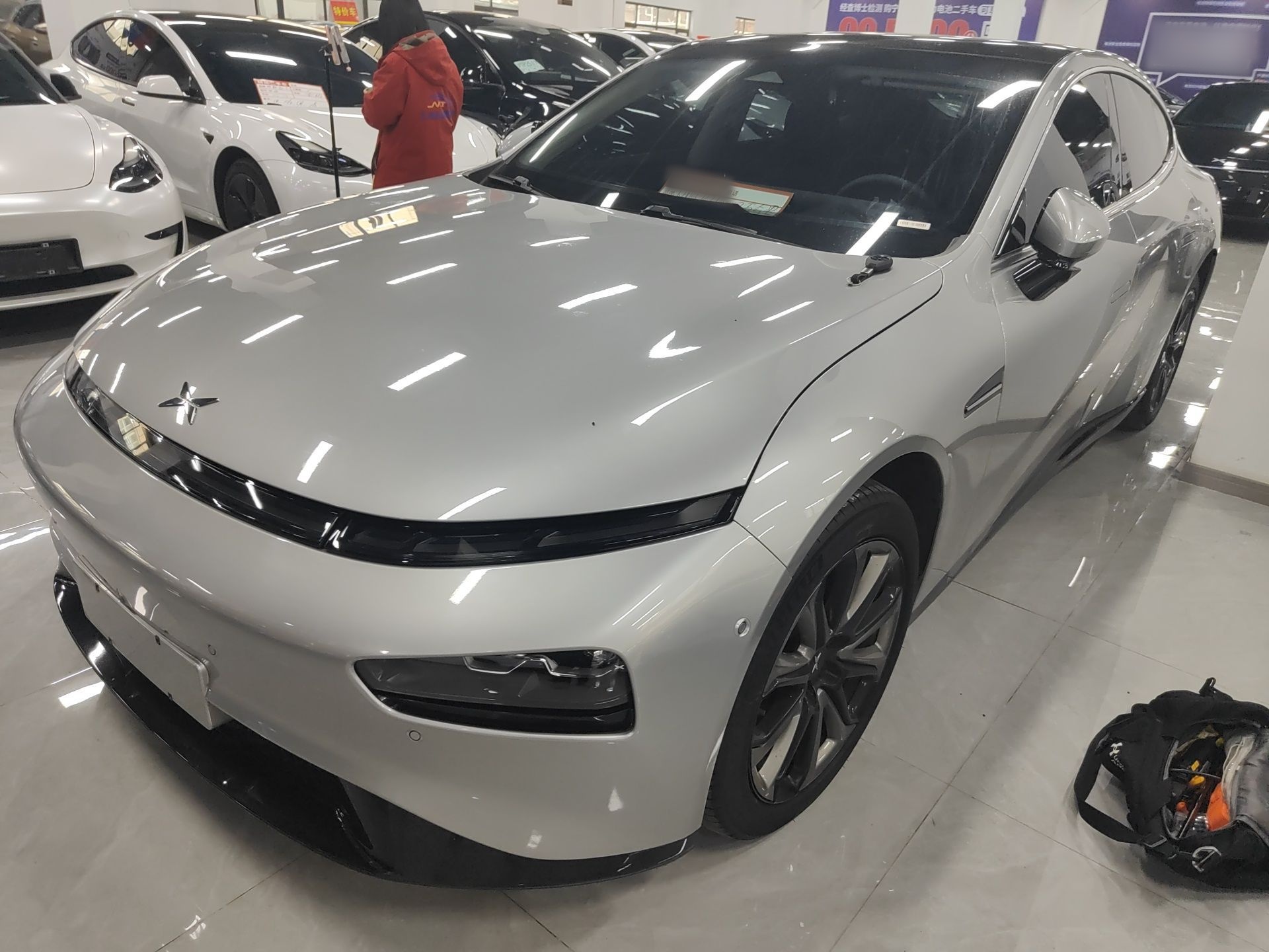 Под передней частью автомобиля