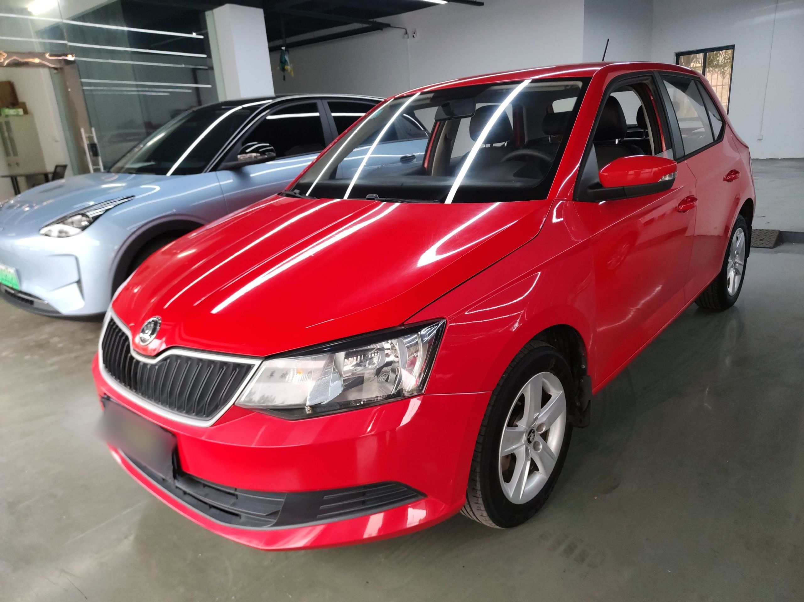 تحت مقدمة السيارة