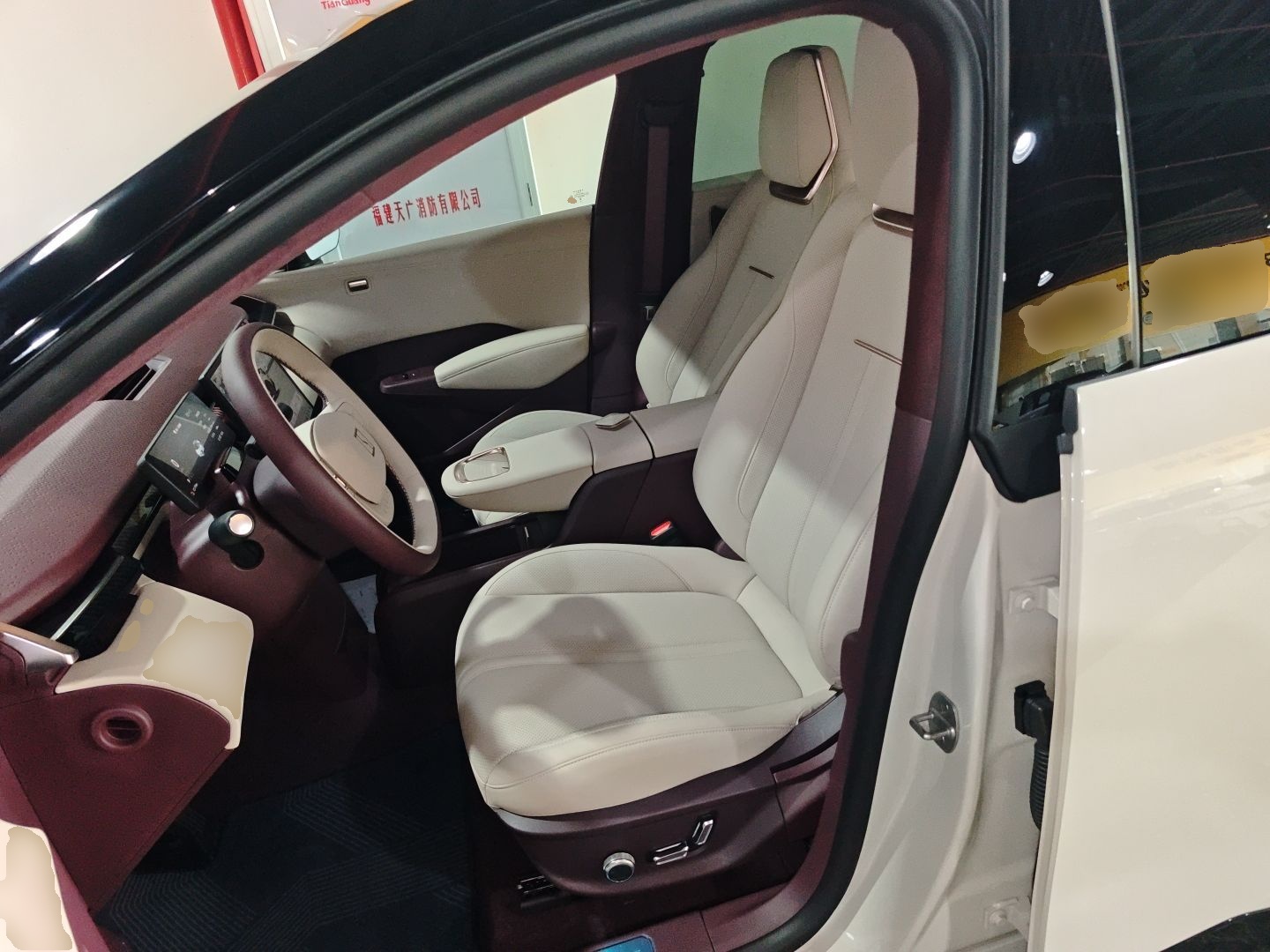 المقاعد الأمامية داخل السيارة