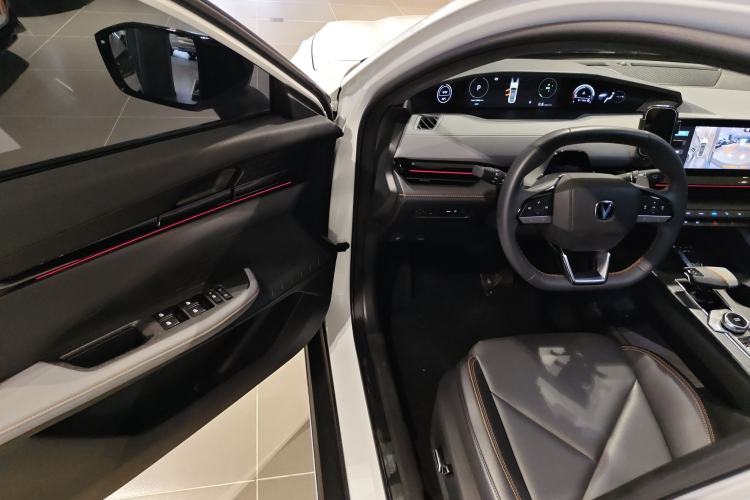 Used CHANGAN UNI-V 2022 1.5T Prestige Version Interior 4