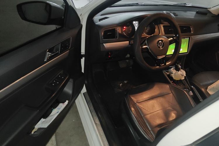 Used Volkswagen Gran Lavida 2015 1.6L Automatic Comfort Edition Interior 3