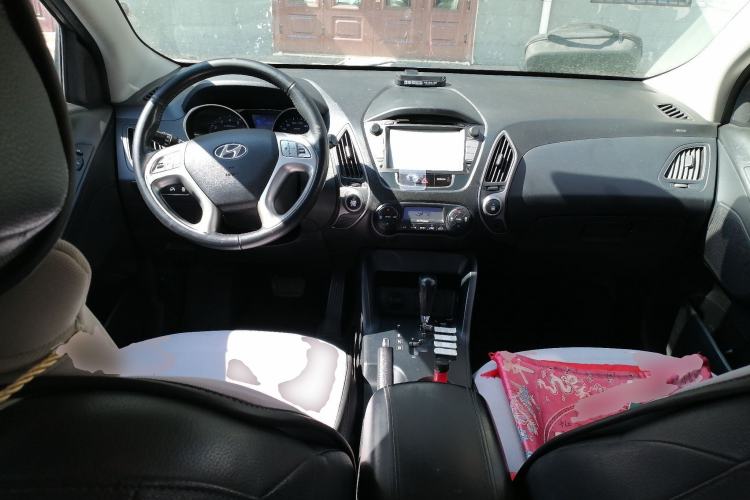 Used Hyundai ix35 2013 2.0L Automatic Two-Wheel Drive Smart GLS China IV Standard Center Console