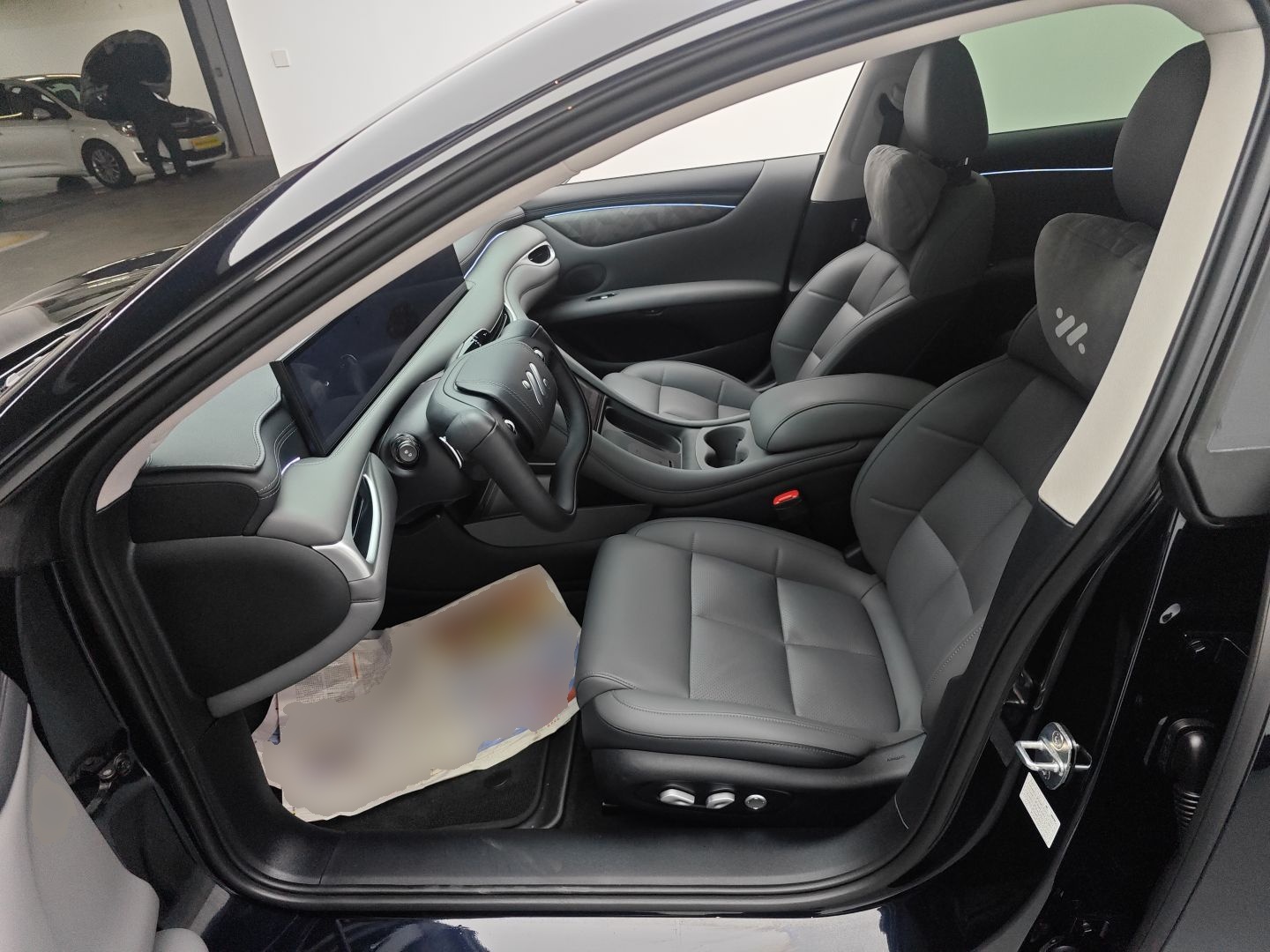 المقاعد الأمامية داخل السيارة