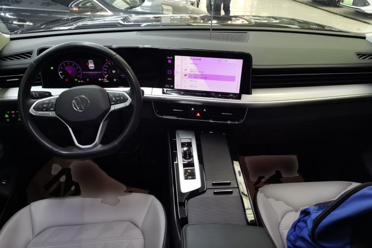 Used Volkswagen Tavendor 2023 330TSI Luxury Touring Edition Center Console