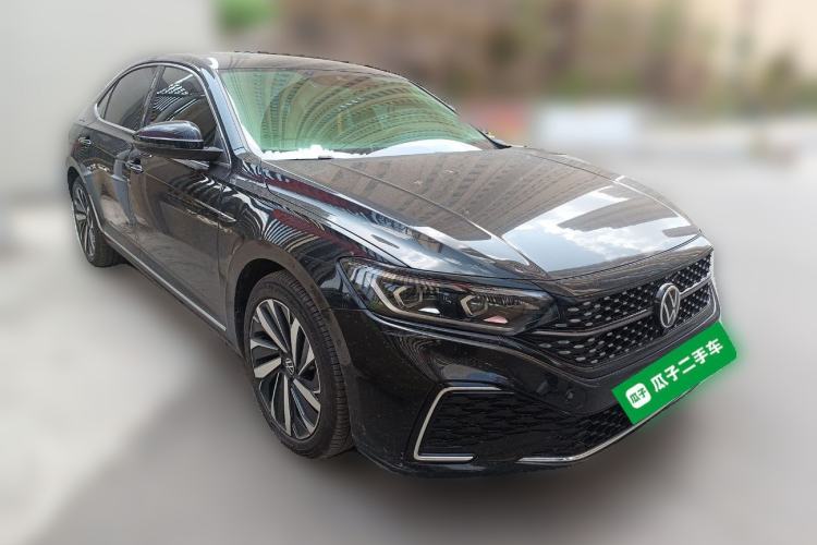 Used Volkswagen Passat 2022 330TSI Starry Luxury Edition Front Right 45 Deg