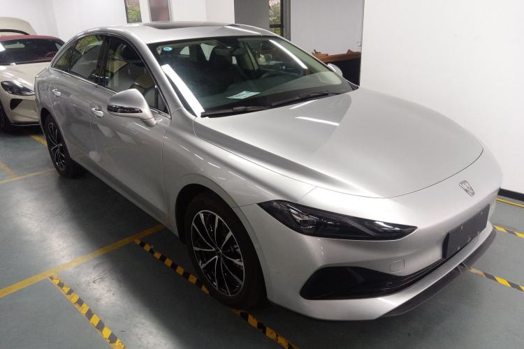 Used Roewe D7 2025 DMH 125km World Champion Edition Front Right 45 Deg