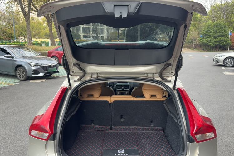 Used Volvo V40 2018 Cross Country T3 Zhiya Edition Trunk