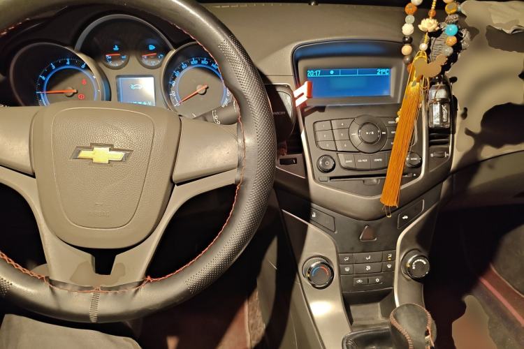 Used Chevrolet Cruze 2015 1.5L Classic SL MT Center Console