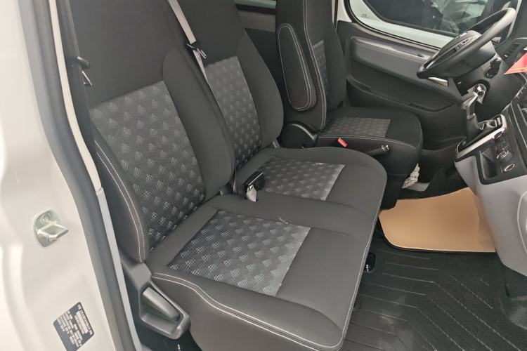 Used SAIC MAXUS Xintu V80 2024 Facelift Aoyuntong 6AMT Short Wheelbase Ultra-Low Roof 147 Ps 5/6 Seats Right Front Seat