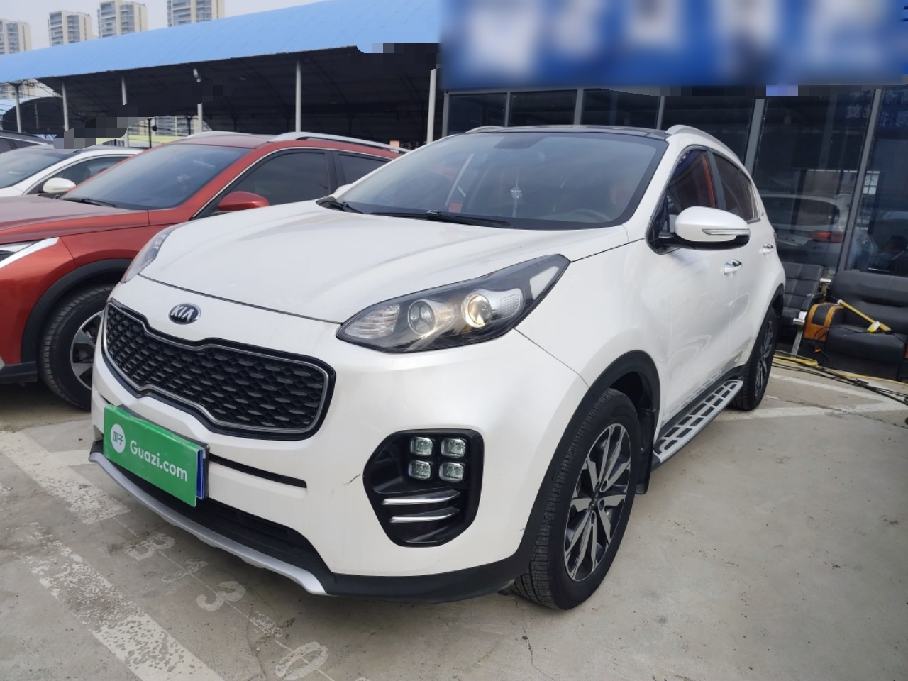 Под передней частью автомобиля