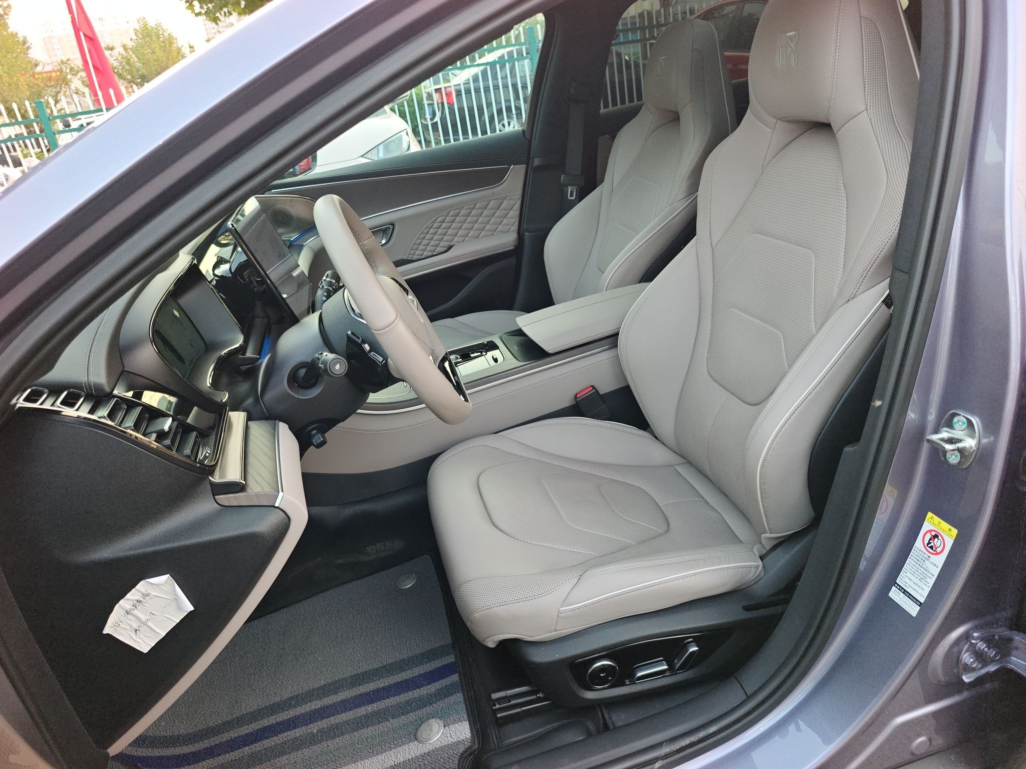 المقاعد الأمامية داخل السيارة