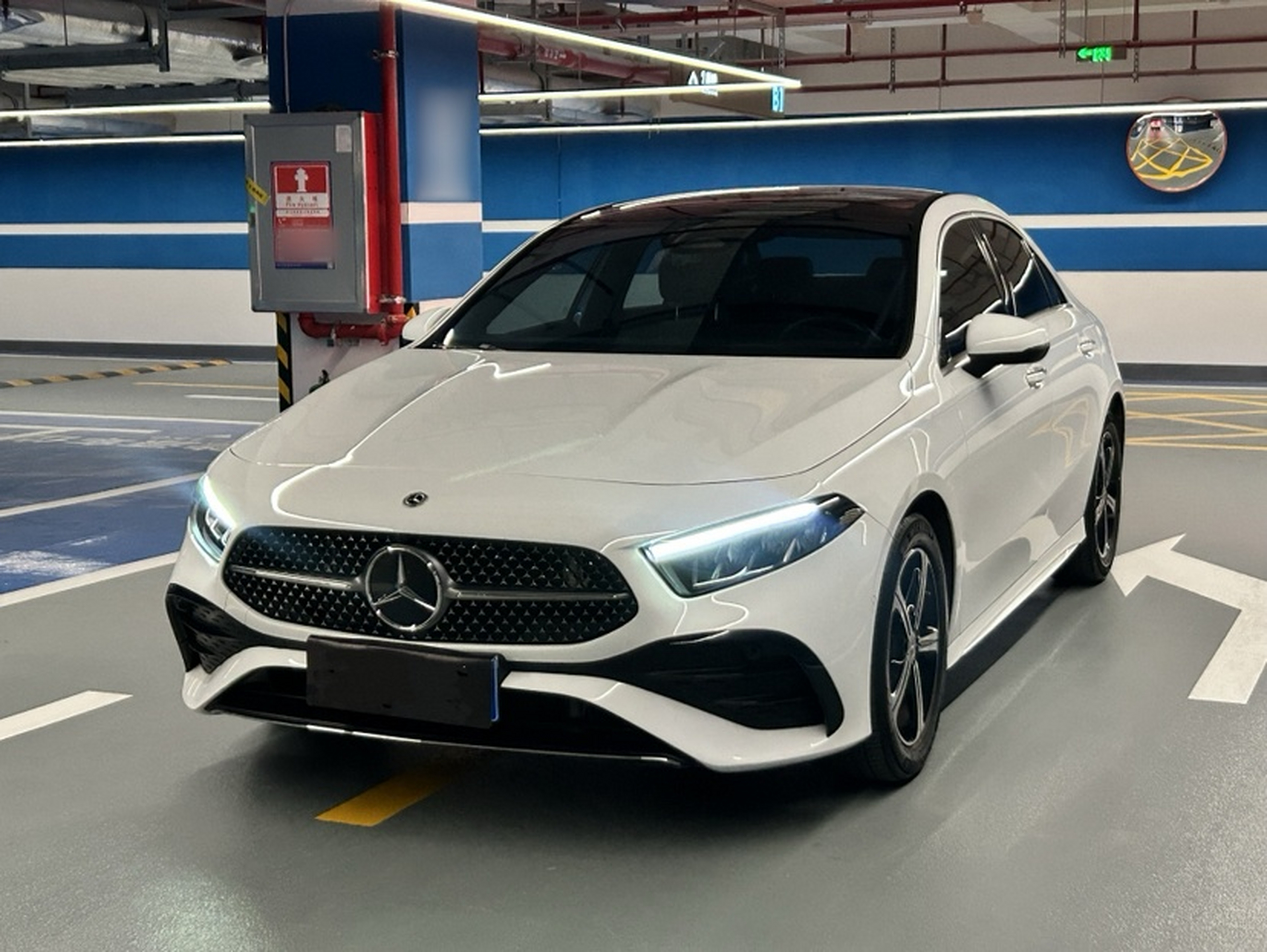 تحت مقدمة السيارة