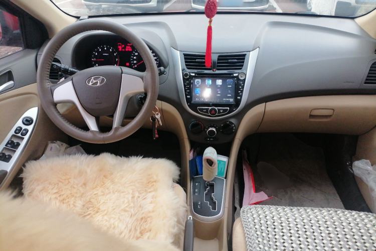 Used Hyundai Verna (older generation) 2010 Sedan 1.4L Automatic Fashionable GT Model Center Console