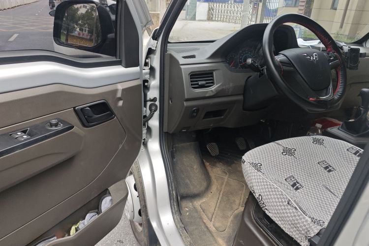 Used Wuling Rongguang New Truck 2024 2.0L Double-Cab Extra-Long Version with Dual Rear Wheels – Base Model Driver Seat