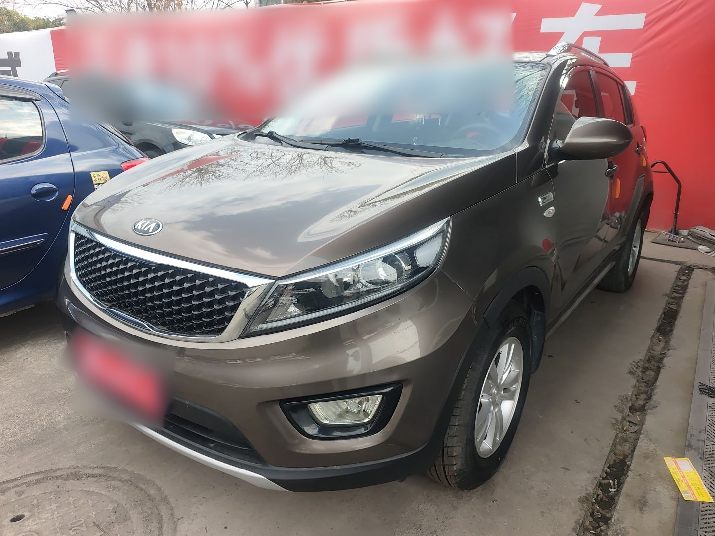 تحت مقدمة السيارة