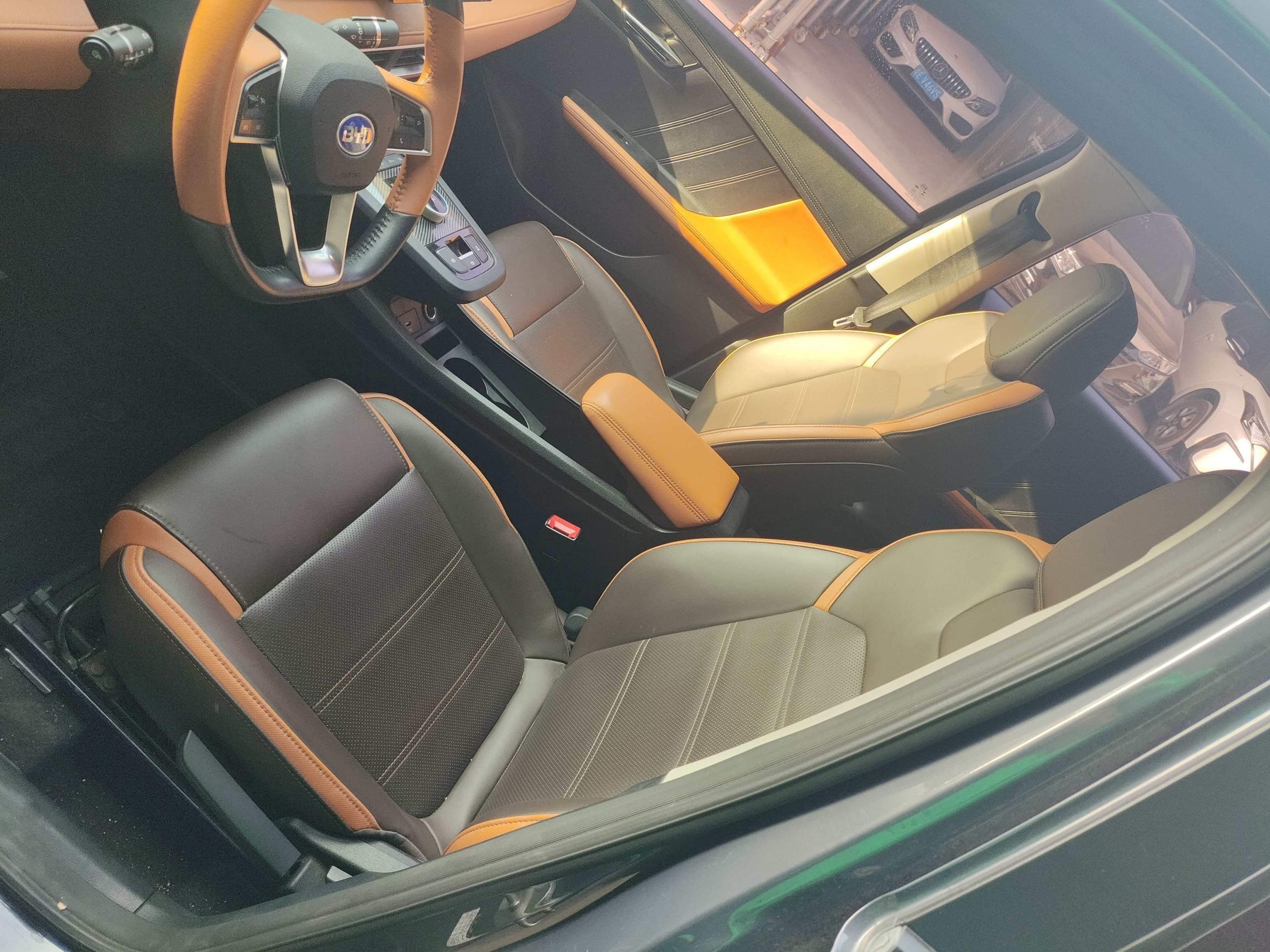 المقاعد الأمامية داخل السيارة