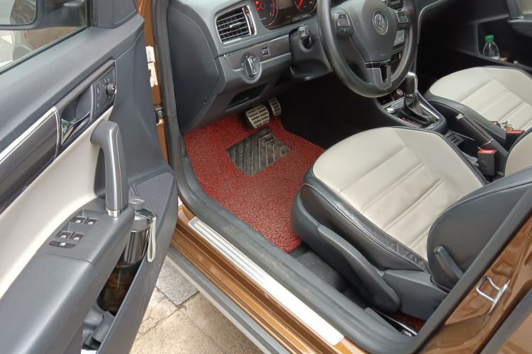 Used Volkswagen Cross Lavida 2014 1.6L Automatic